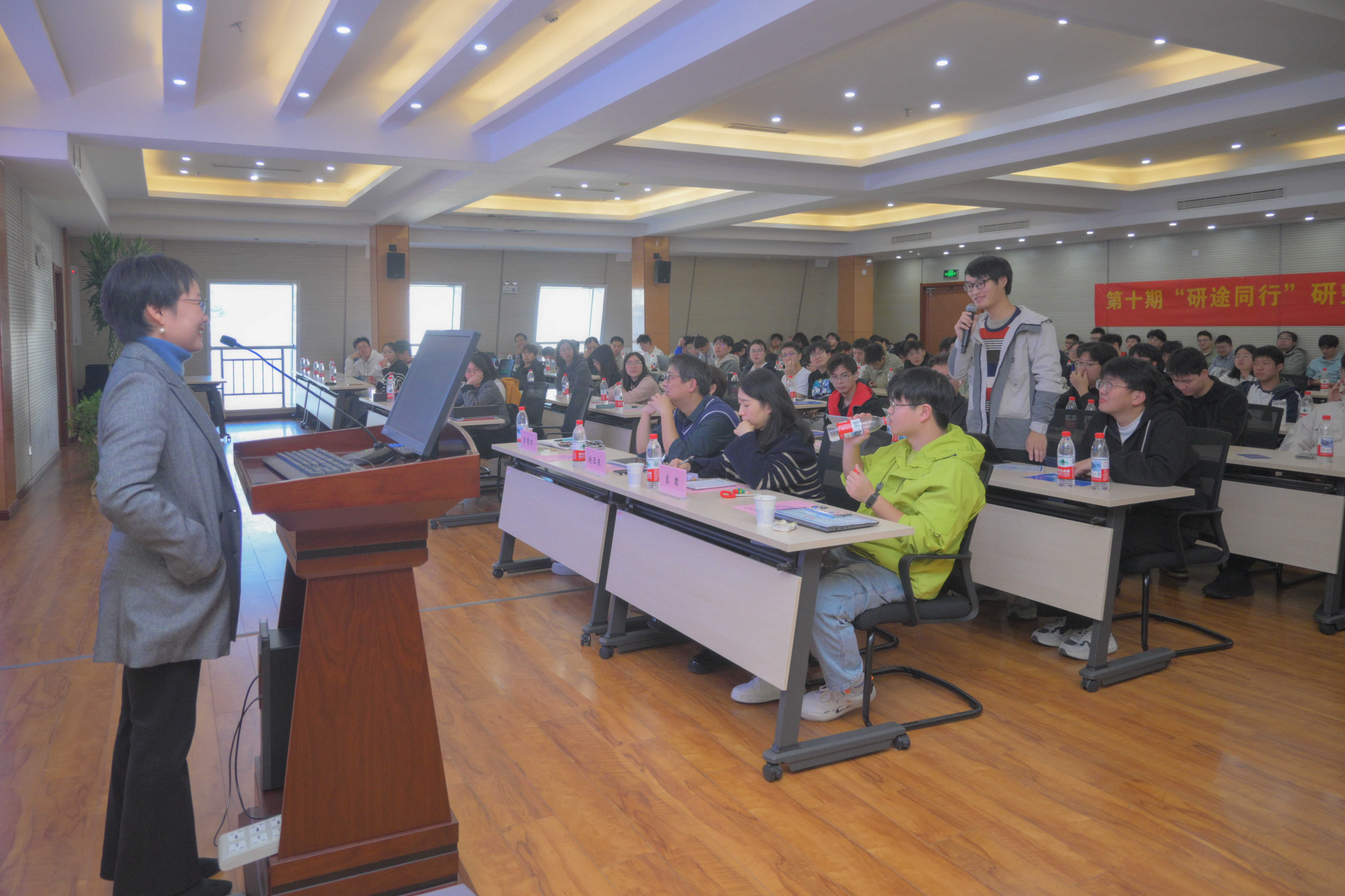 同学们积极提问 .jpg